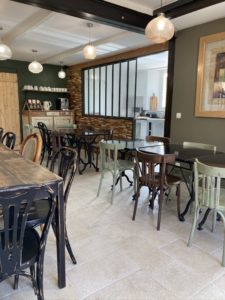 salle avec cuisine pour groupe