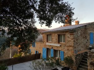 la grande terrasse du gîte Neria dans les Pyrénées orientales